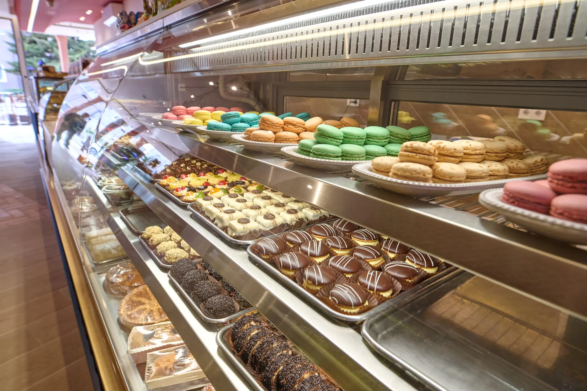 Η βιτρίνα του ζαχαροπλαστείου Moka γεμάτη με πολύχρωμα γλυκά και τούρτες.